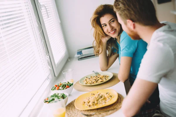 Paar verliefd ontbijten — Stockfoto