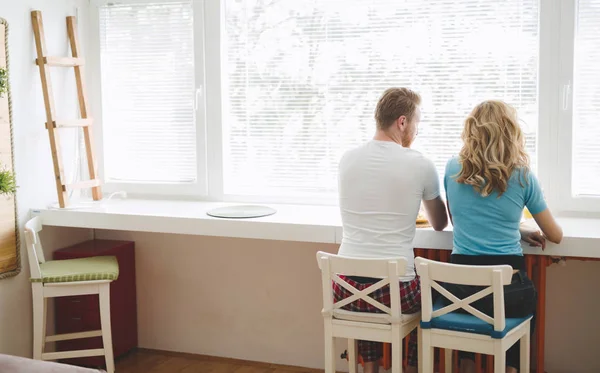 Pareja disfrutando de su nuevo apartamento — Foto de Stock