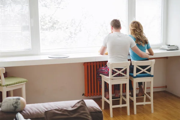 Pareja disfrutando de su apartamento decorado — Foto de Stock