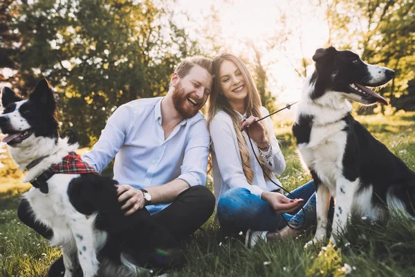  kaç sarılma ve köpekler açık havada yürüyüş