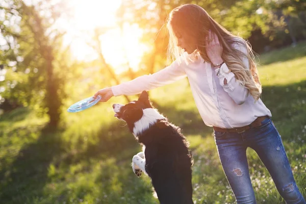 Güzel esmer köpekle oynamayı 