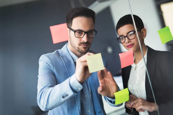 Des gens d'affaires créatifs travaillant — Photo