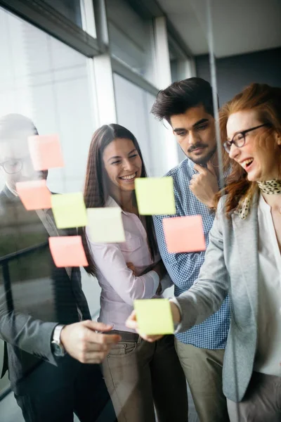 Ofiste çalışan iş adamları