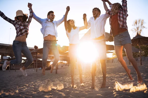 Jóvenes disfrutando de vacaciones de verano — Foto de Stock