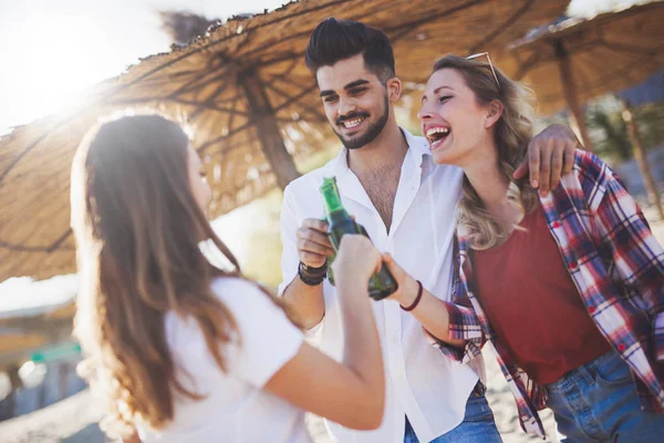 Mensen genieten van de zomervakantie — Stockfoto