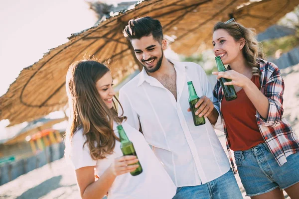  mutlu arkadaş plajda parti