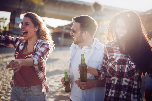 Personas bebiendo y divirtiéndose — Foto de Stock