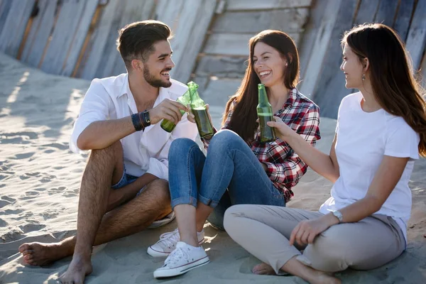  insanlar plajda eğlenmek