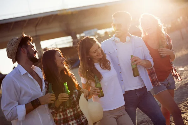  insanlar plajda eğlenmek