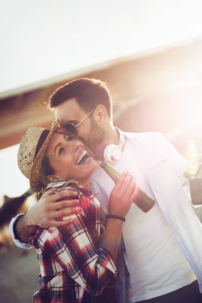 Feliz pareja divirtiéndose —  Fotos de Stock