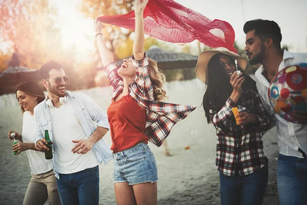 Personas disfrutando de vacaciones de verano — Foto de Stock