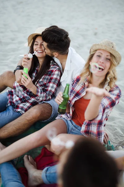 Jóvenes divirtiéndose en la playa — Foto de Stock