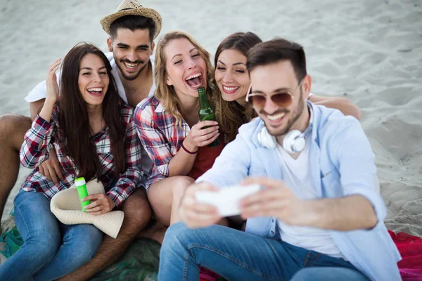 Amici divertirsi in spiaggia — Stockfoto