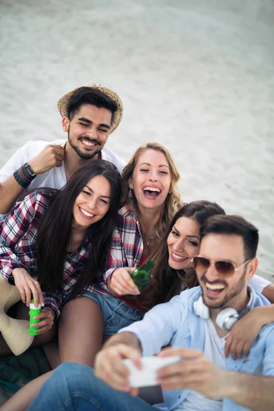 Emberek figyelembe selfies a strandon — Stock Fotó