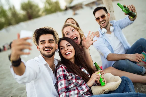 Personas tomando selfies en la playa — Foto de Stock