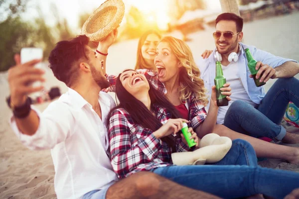 Gelukkige mensen drinken — Stockfoto