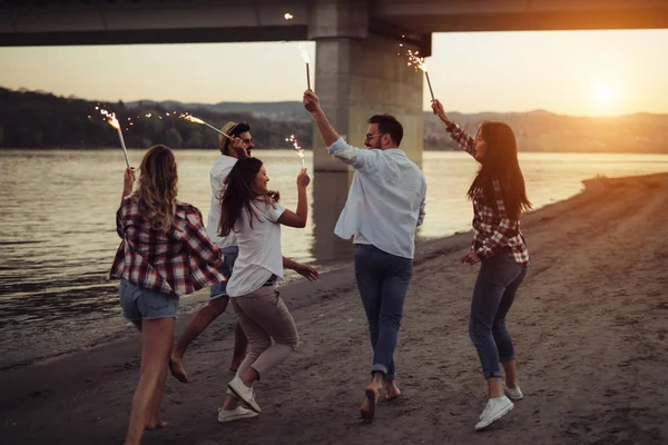 Grupo de amigos felices divirtiéndose — Foto de Stock