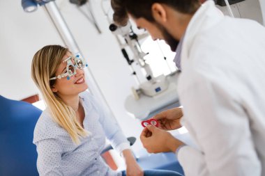 Kadının göz testi göz doktoru ile yapması