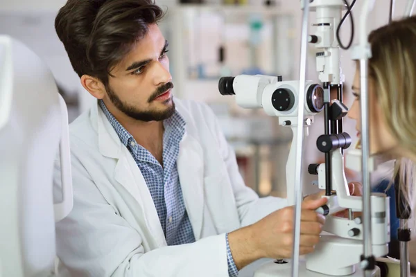 Controle van de patiënt gezichtsvermogen van een optometrist — Stockfoto