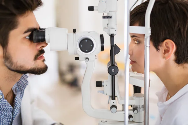 Optiker kontrollera patientens syn — Stockfoto