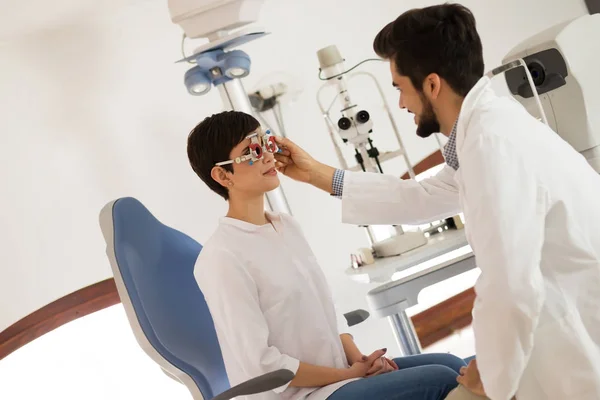 Optometrista examinando paciente — Fotografia de Stock