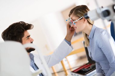 Kadının göz testi göz doktoru ile yapması