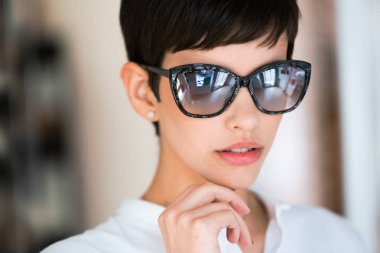 model içinde moda güneş gözlüğü poz