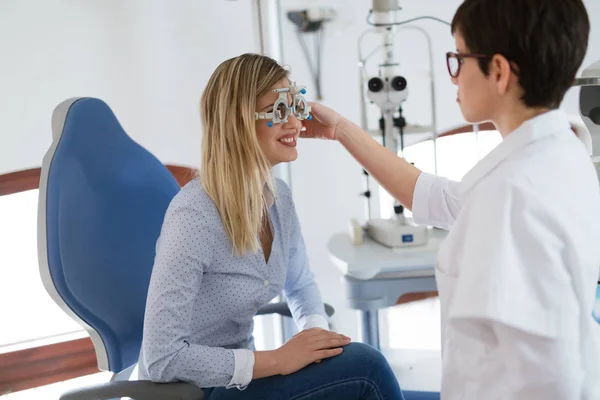 Ragazza donna in clinica oftalmologia — Foto Stock