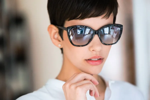 Modello posa in occhiali da sole moda — Foto Stock