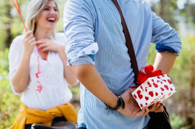 Hediye kutusu ile ayakta adam 