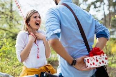 Hediye kutusu ile ayakta adam 