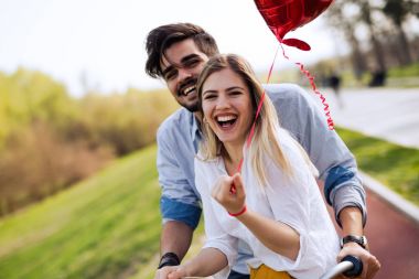 Genç çift uzanan sevgi dolu