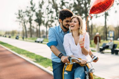 Genç çift uzanan sevgi dolu 