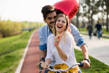 Genç çift uzanan sevgi dolu 