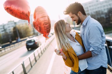 Genç çift tanışma sarılma 