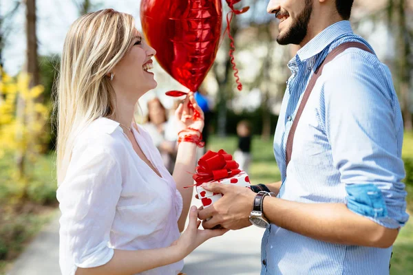 Muž dává romantický dárek jako dárek — Stock fotografie