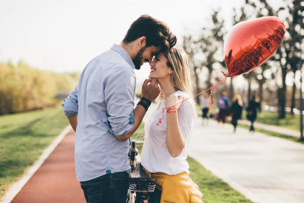 Jovem casal abraçando namoro — Fotografia de Stock