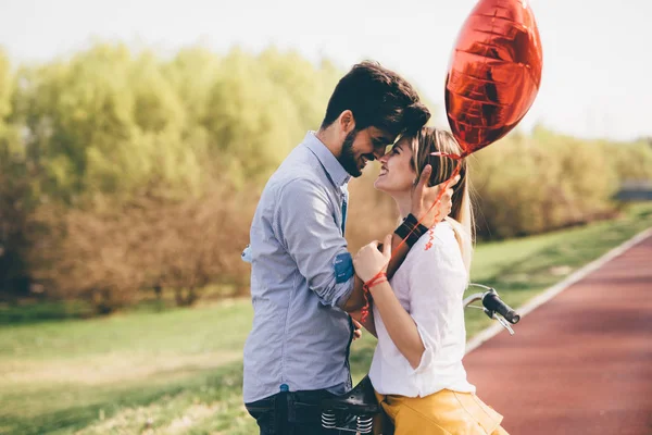 Jovem casal abraçando namoro — Fotografia de Stock