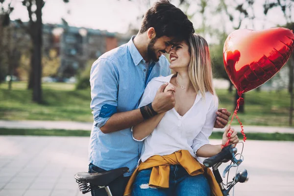 Casal apaixonado andar de bicicleta — Fotografia de Stock