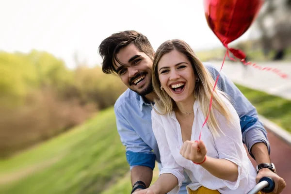 Unga älskande par dating — Stockfoto