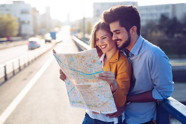 Pareja turista feliz con mapa —  Fotos de Stock