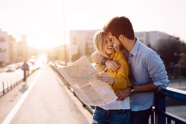 Sonriente pareja enamorada viajando —  Fotos de Stock