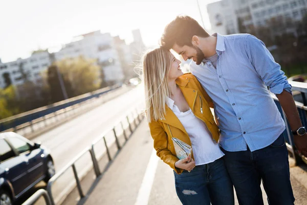 Sonriente pareja enamorada viajando —  Fotos de Stock
