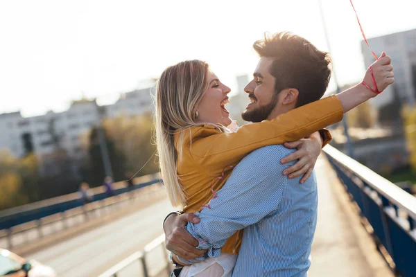 Jong koppel knuffelen daten — Stockfoto