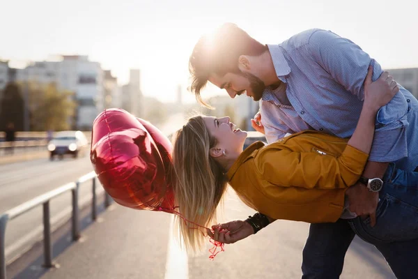 Paar in liefde knuffelen — Stockfoto