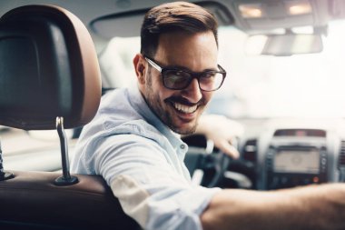 Yakışıklı işadamı bir araba