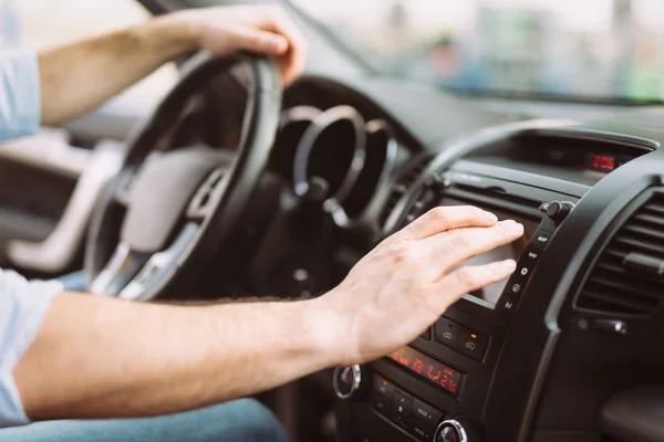 Homme utilisant le système de navigation — Photo