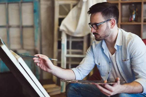 Artista que trabalha na pintura em estúdio — Fotografia de Stock