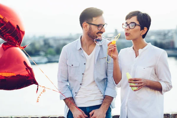 Pareja sonriente enamorada —  Fotos de Stock