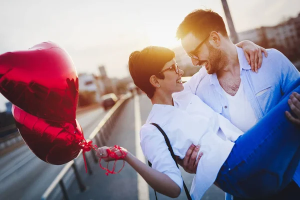 Pareja joven enamorada — Foto de Stock